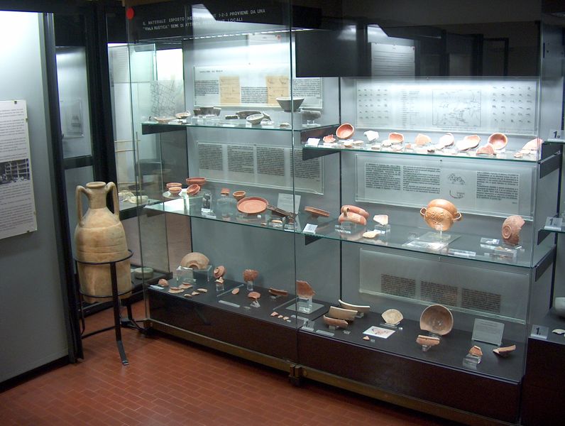 Vetrine con esposizione reperti dell'età Romana